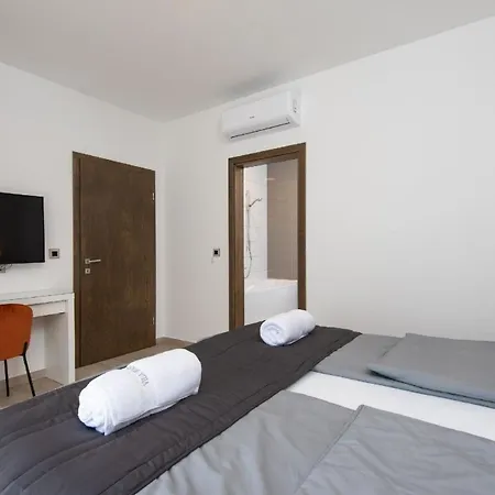 Ferienhaus Mit Privatpool Fuer 8 Personen Ca 250 Qm In Stankovic Bei Orebic, Dalmatien Sueddalmatien