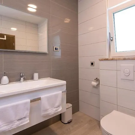 Ferienhaus Mit Privatpool Fuer 8 Personen Ca 250 Qm In Stankovic Bei Orebic, Dalmatien Sueddalmatien Tatil Evi *