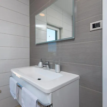 Ferienhaus Mit Privatpool Fuer 8 Personen Ca 250 Qm In Stankovic Bei Orebic, Dalmatien Sueddalmatien Tatil Evi